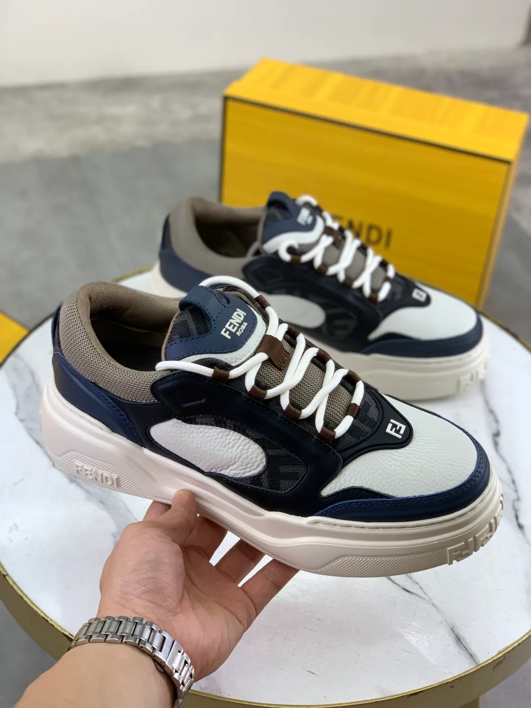 Men's men's shoes 💰P760 new style 💰💎💎💎 summer hot style [FENDI Fendi] top version 🆕New sneakers, wavy soles engraved with original words. Embossed Fendi Flow lettering on the heel. The upper is made of high-end calfskin and breathable materials. Original lining with tone-on-tone details decorated with innovative handcrafting techniques. Ultra-light and wear-resistant TPU and IP foam soles, overall lightweight and comfortable. Size:39-44 (38 45 can be customized)